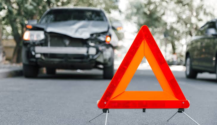 Youth Killed After Vehicle Crashes Into Divider, Falls Into Dal Lake
