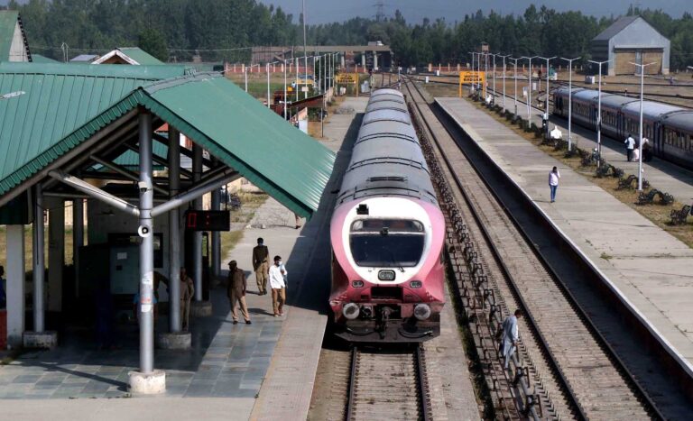 Railway Staff’s Honesty Shines as Lost Mobile Returned to Passenger