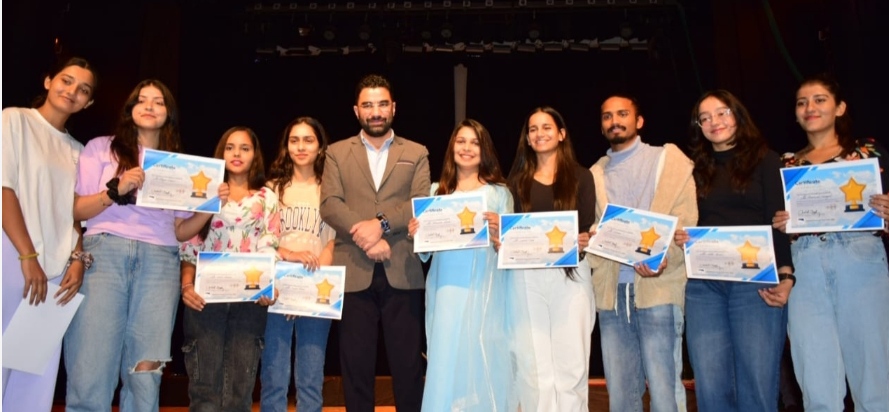 Abid Despatch Dr. Abid felicitates JKAACL artists at Tagore Hall | Kashmir Despatch