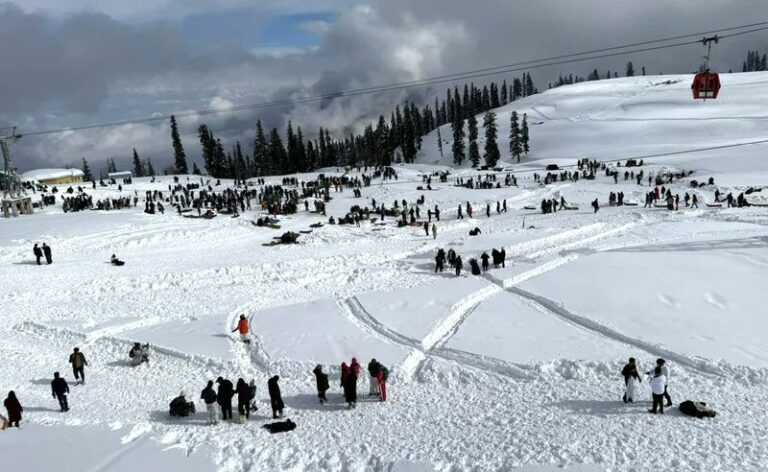 Snowfall Sparks Winter Tourism Rush in Kashmir