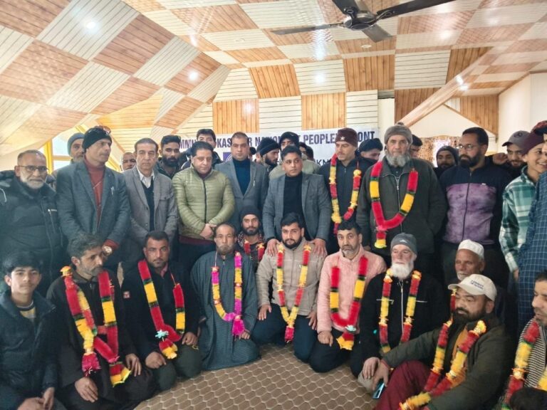 Gasoo Political Activists Join JKNPF in Hazratbal Boost