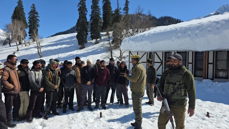 11 Unregistered Photographers Detained in Sonamarg; Ganderbal Police Launch Crackdown on Illegal Service Providers