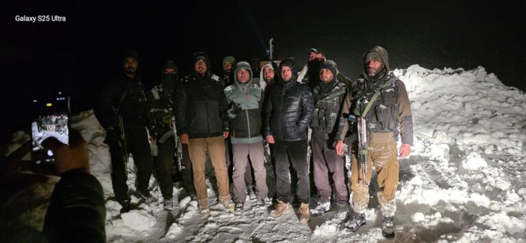Over 220 passengers rescued after snow traps 31 vehicles at J&K’s Sinthan Top
