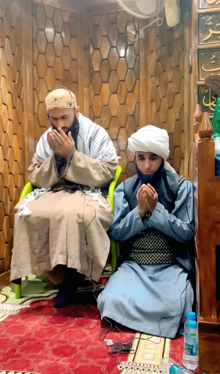 Spiritual Gathering in Ganderbal as Mufti Umer Qasim Honoured with Dastar Bandi