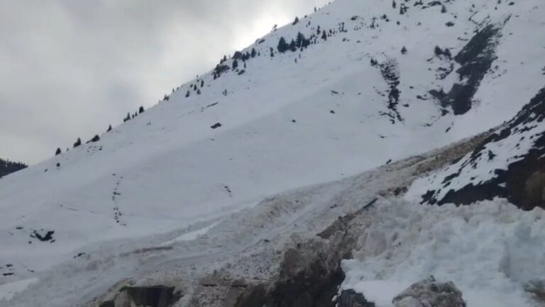 Back-to-Back Snow Avalanches Hit Bandipora–Gurez Road, Traffic Suspended; No Casualties