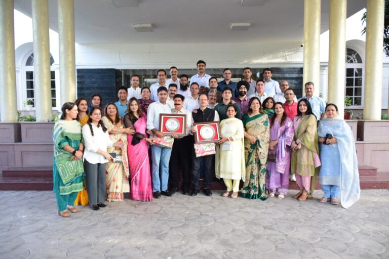 Senior JKAS Officers accorded warm send off on superannuation