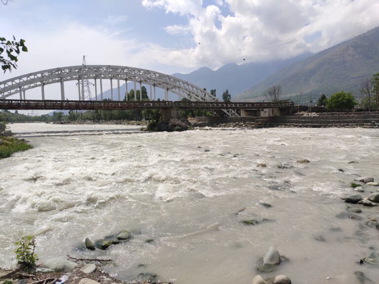 Ganderbal Police Warns Public Against Visiting Banks of River Sindh Amid Rising Water Level