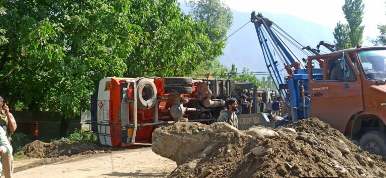 Oil Spill on Srinagar–Leh Highway After Tanker Overturns in Ganderbal