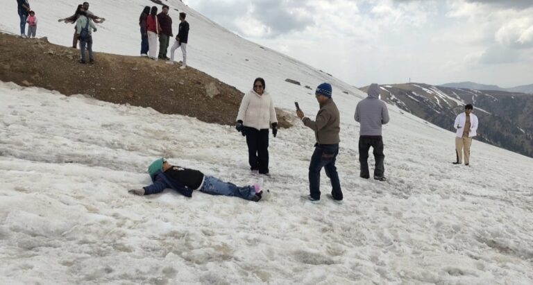Border Tourism Picks Up as Travellers Seek Relief in Kashmir’s Mountains